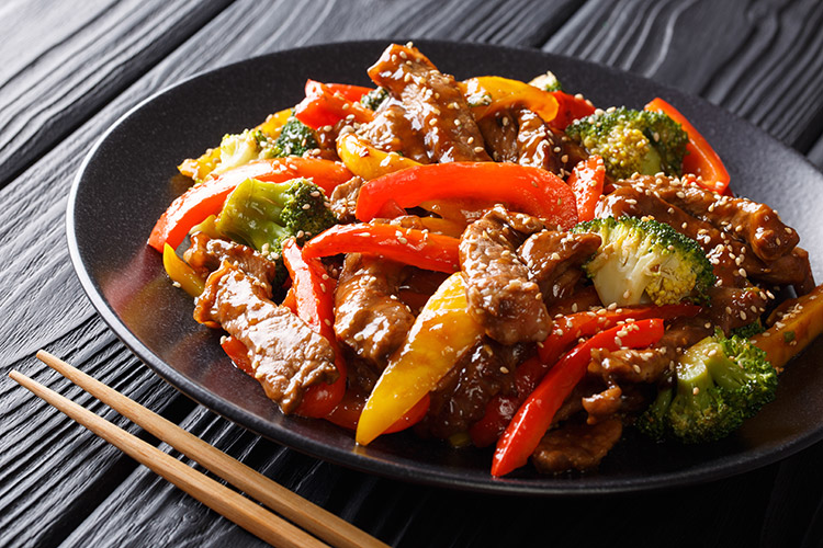 Visuel d'un plat chinois avec viandes et légumes